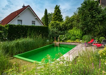 Natürlicher Garten mit Schwimmteich