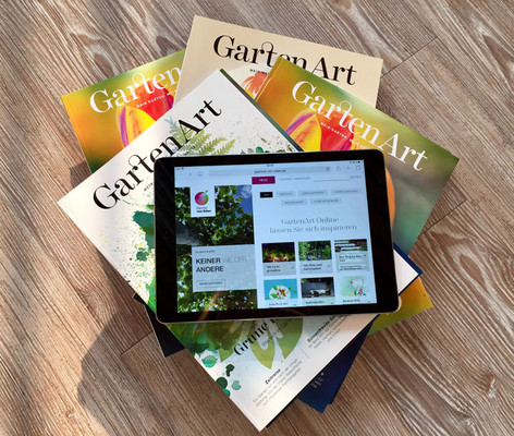 GartenArt online: ein Tablet liegt auf einem Stapel GartenArt-Magazine