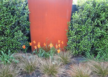 Gartentypenkonzept Genießergarten mit Sichtschutzelement aus Cortenstahl und Tulpen