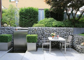 Gartentypenkonzept Ästhet Sitzplatz mit Gabionen und Wasserspiel