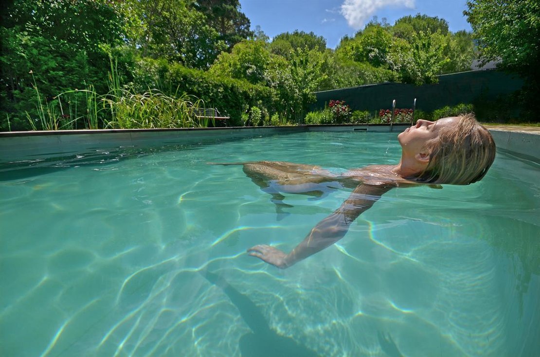 Living Pool mit schwimmender Frau