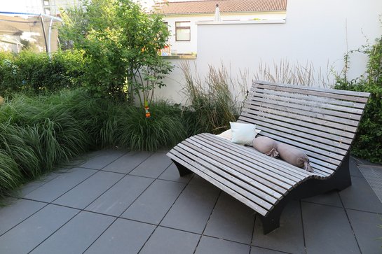Mini-Terrasse mit Sonnenliege aus Holz