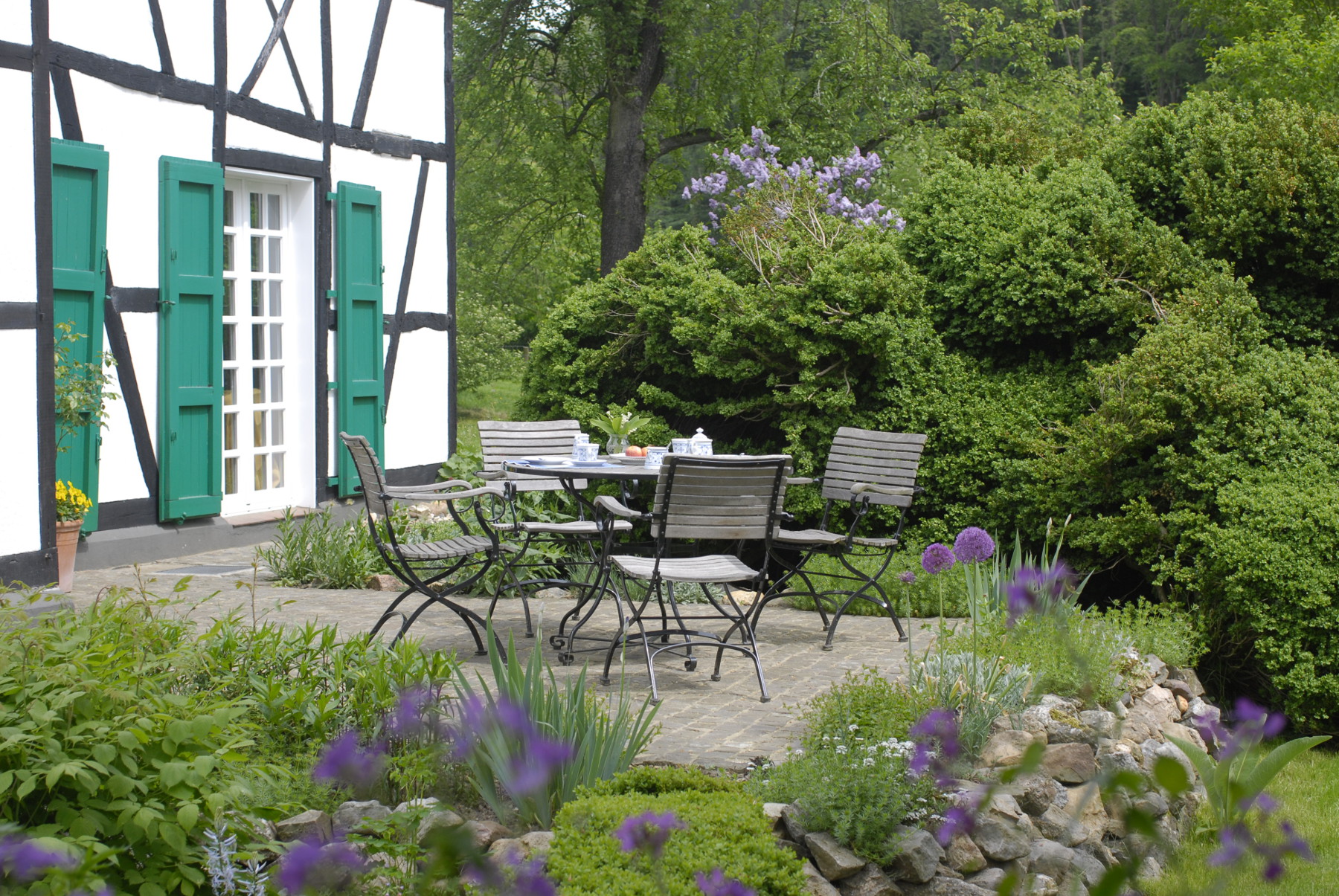 Gartentypenkonzept Fachwerkhaus mit Terrasse