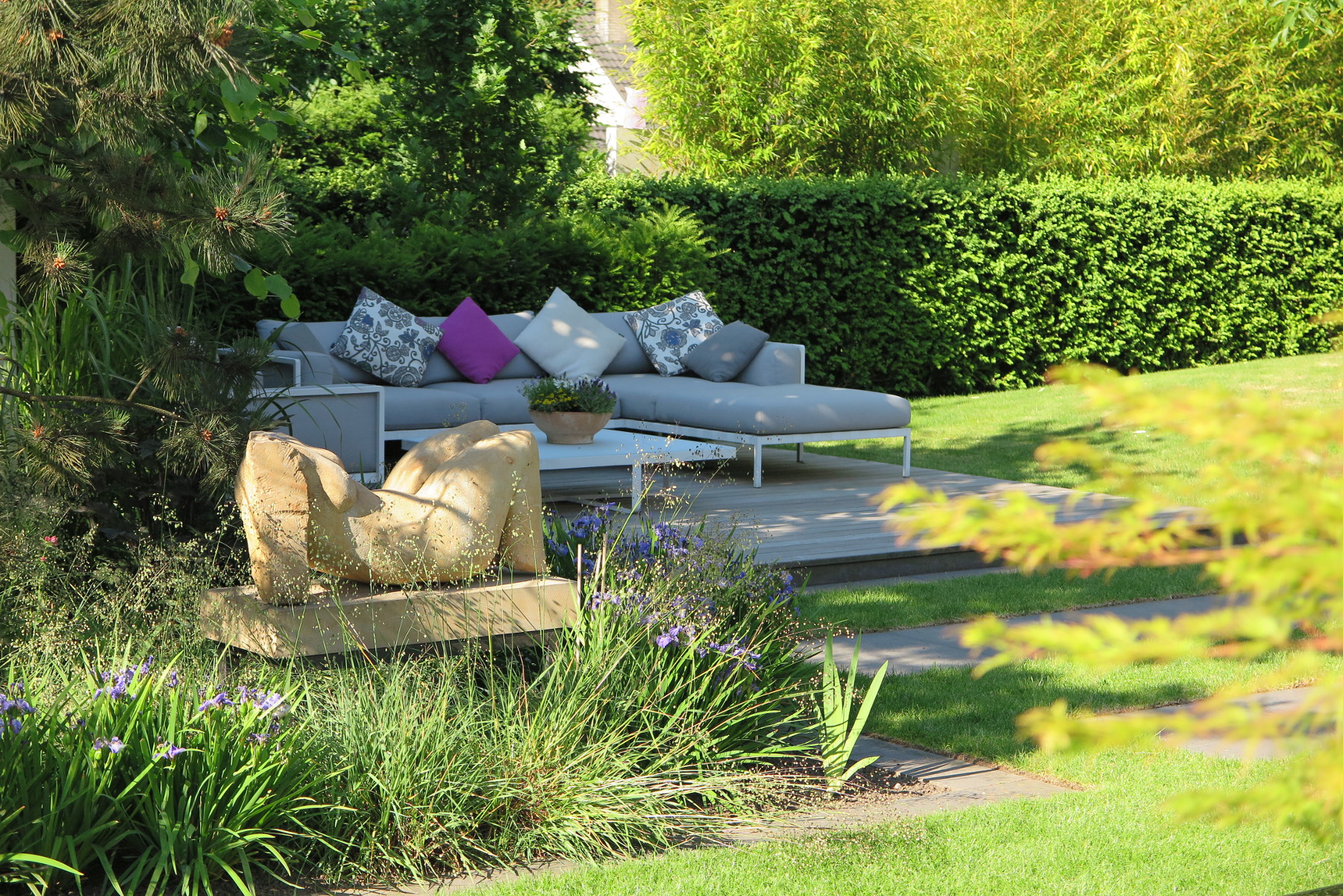 Sitzecke mit Outdoorsofa als Loungecke im Garten