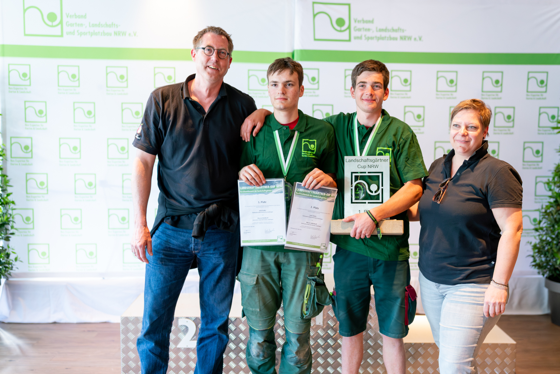 Landschaftsgärtner-Cup NRW Siegergruppe mit Urkunden und Medaille Verschiedene Beerensträucher, darunter Sanddorn, Hagebutte, Eberesche und Liguster, in unterschiedlichen Farben.