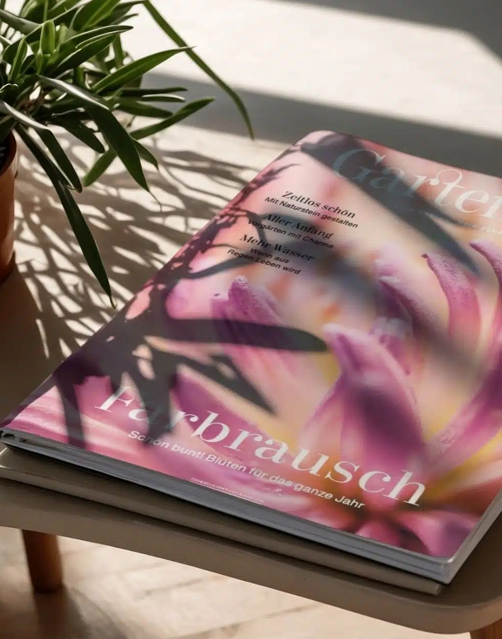 Teaserbild_GatrenArt_980x1251 Cover des GartenArt Magazins mit Pflanzenillustrationen und einem Handmotiv.